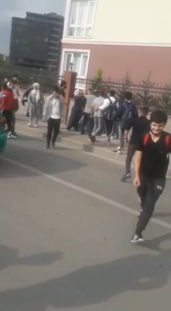 Bursa’da okul önünde arbede kamerada... #bursa