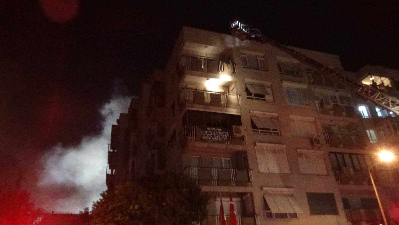 5 katlı binada çatı yangını çıktı, Gürsel Aksel Stadı duman altında kaldı #izmir