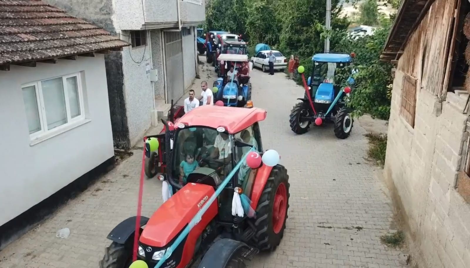 Traktörlerden oluşan sünnet konvoyu dikkat çekti #bursa