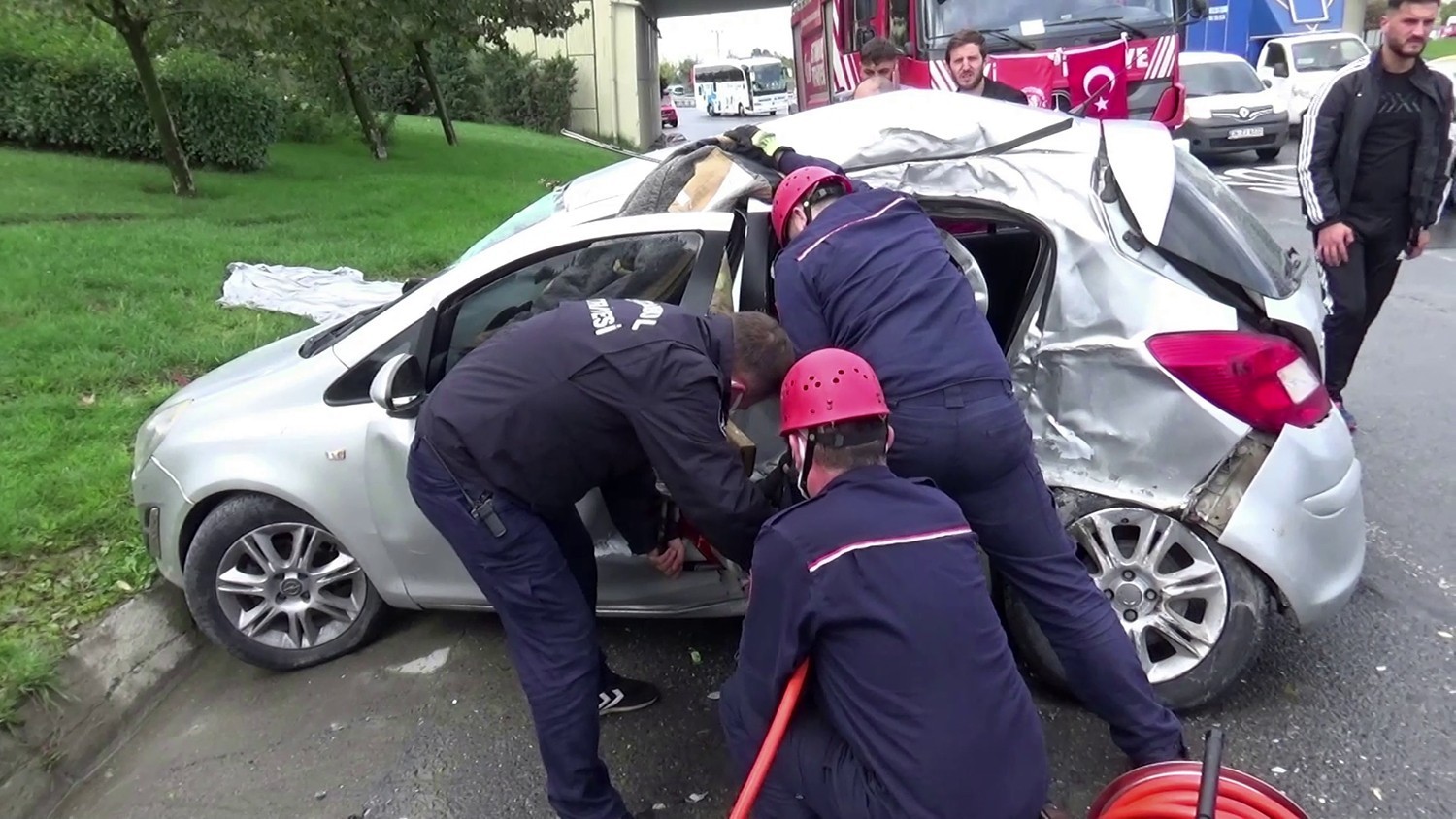 Direksiyon hakimiyetini kaybeden sürücü, servis aracına çarptı: 2 yaralı #istanbul