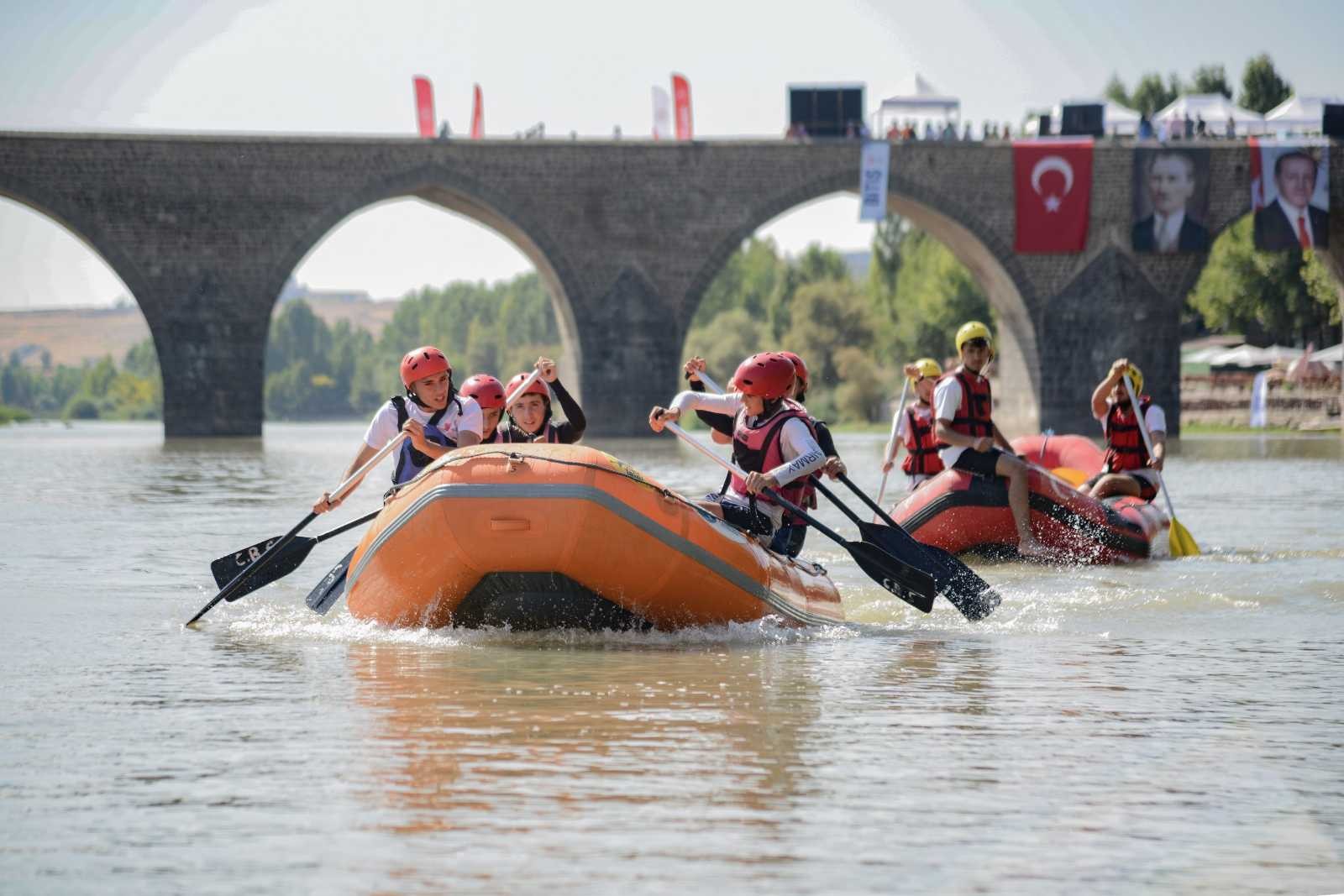 Dicle raftingle buluştu, tarihi köprüde heyacan dolu anlar yaşandı #diyarbakir