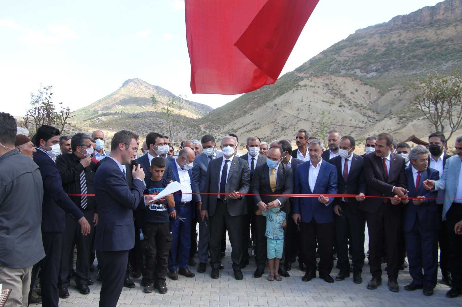 Elazığ’da belde belediyesi vatandaşlar için Millet Bahçesi yaptı, iki vali açılışa katıldı #elazig
