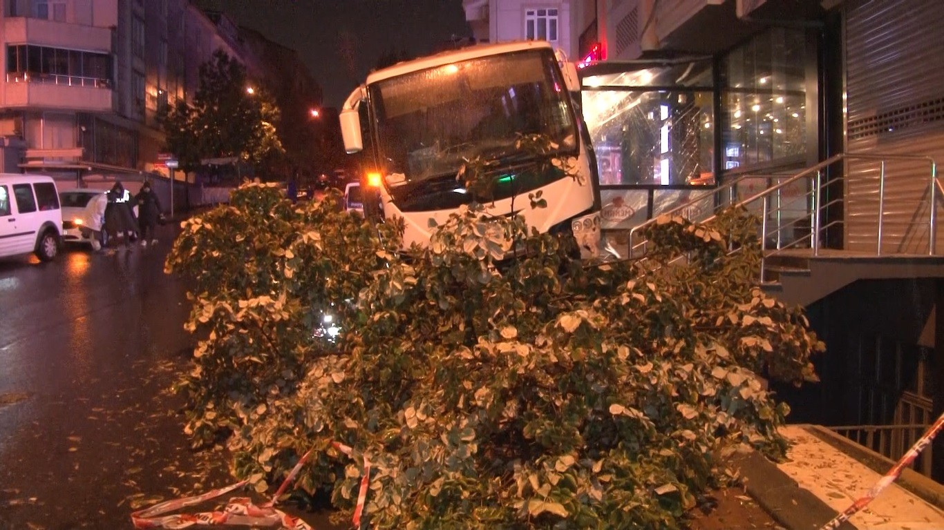 Esenyurt’ta feci kaza: Midibüsün altında ezilerek can verdi #istanbul