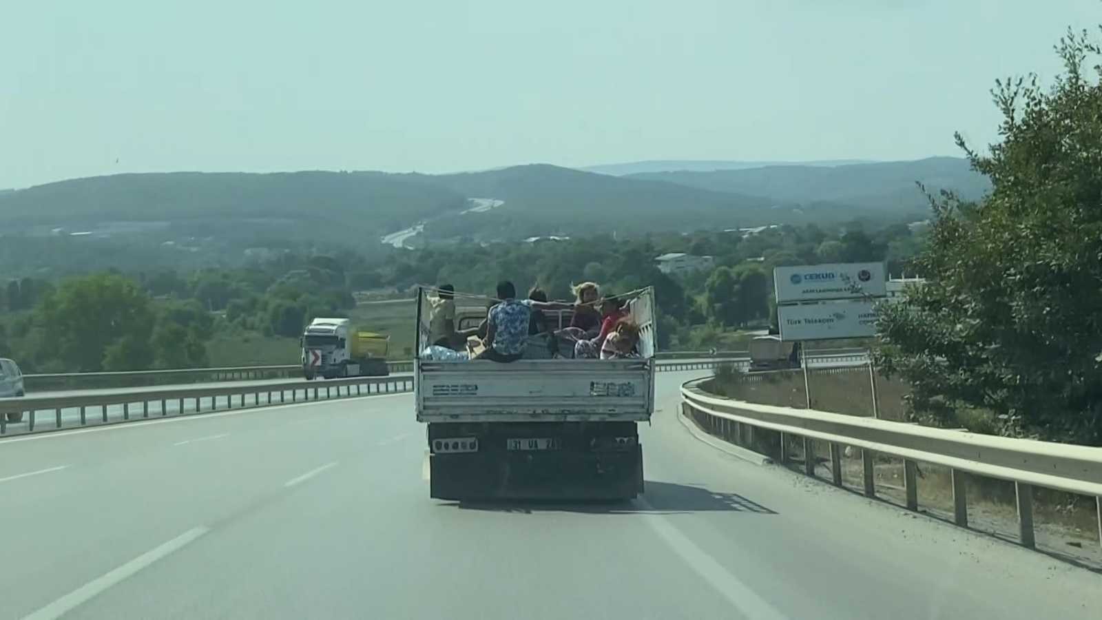 (Özel) Şile’de kamyonet kasasında 8 kişinin tehlikeli yolculuğu kamerada #istanbul