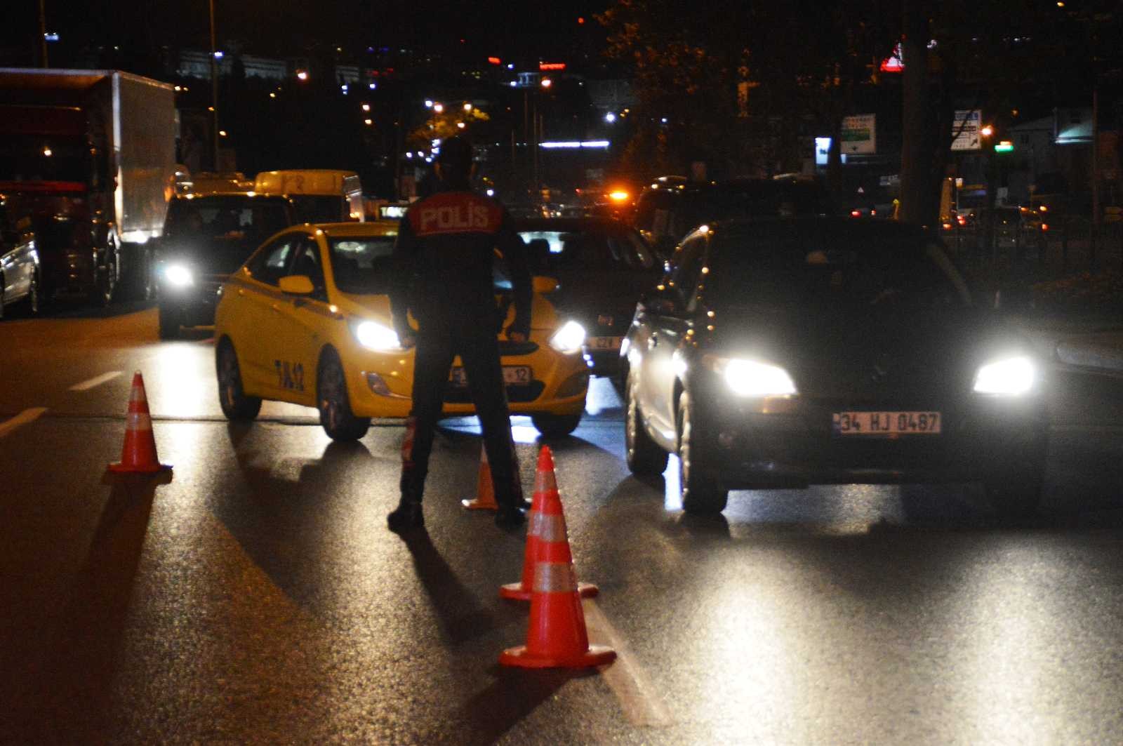 Asayiş uygulamasında aracında ruhsatsız silah bulunan sürücü gözaltına alındı #istanbul