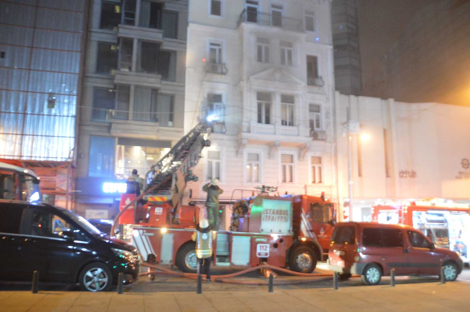 Emre Kınay’ın Oyunculuk Atölyesinin bulunduğu binada çıkan yangın korkuttu #istanbul