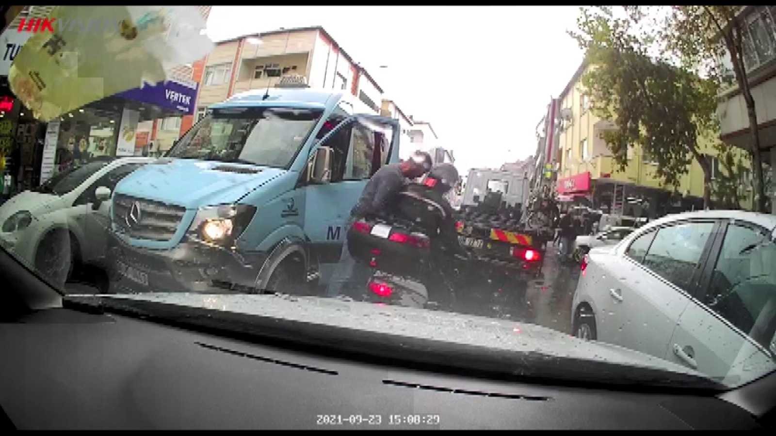 (Özel) Kasklı motosikletliye kafa attı #istanbul