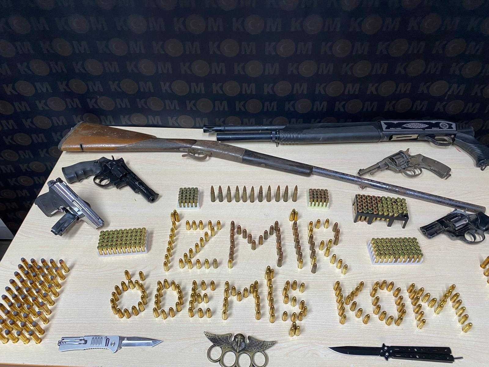 Operasyon yapılan şüphelinin evinden silah ve mühimmatlar çıktı #izmir