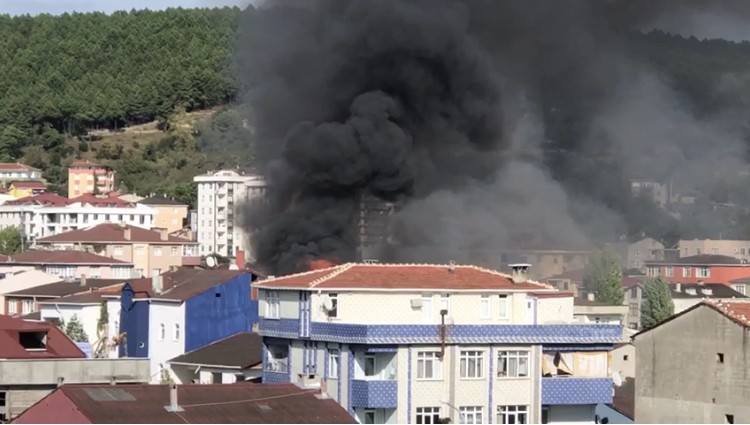 Sultanbeyli’de bir fabrikada yangın çıktı. Olay yerine çok sayıda itfaiye ekibi sevk edildi. #istanbul