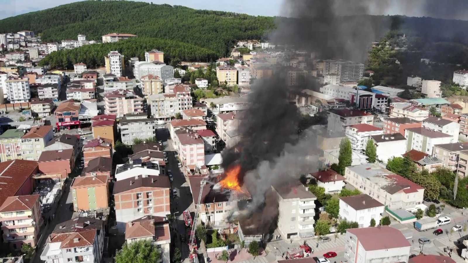 Sultanbeyli’de çatının alev alev yandığı anlar havadan görüntülendi #istanbul