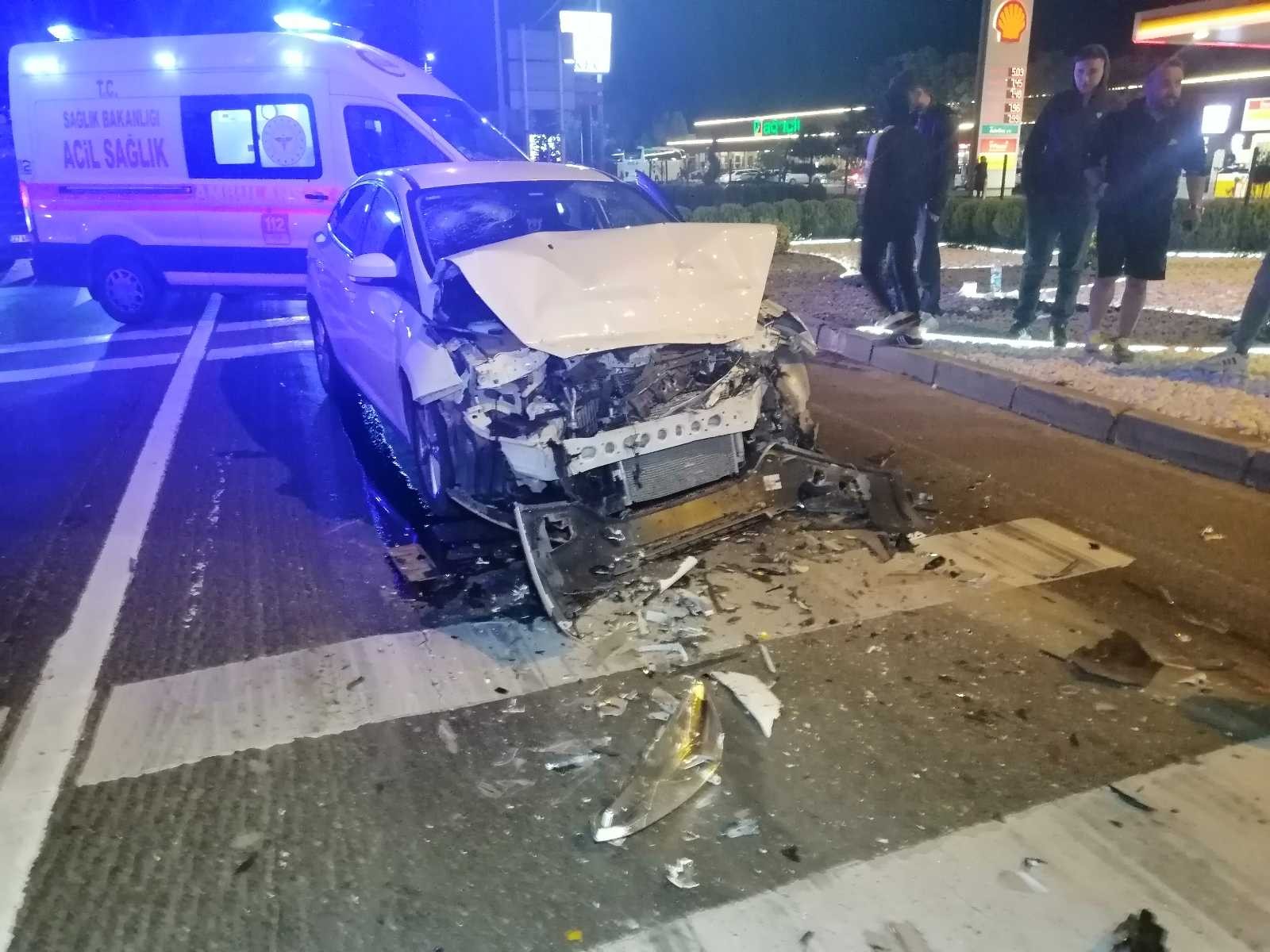 Alkollü sürücü kırmızı ışıkta bekleyen tıra çarptı:  1 yaralı #aksaray