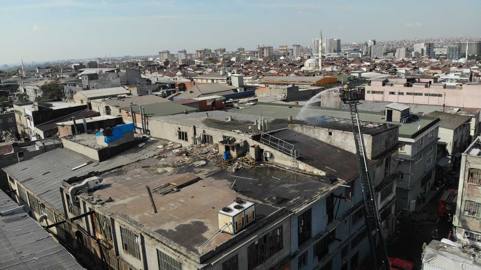 Bayrampaşa’da iş yerinin çatısı alev alev yandı #istanbul