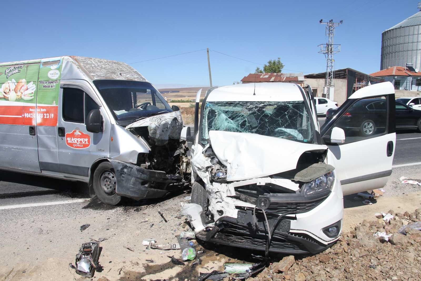 Elazığ’da hafif ticari araç ile minibüs kafa kafaya çarpıştı: 4 yaralı #elazig