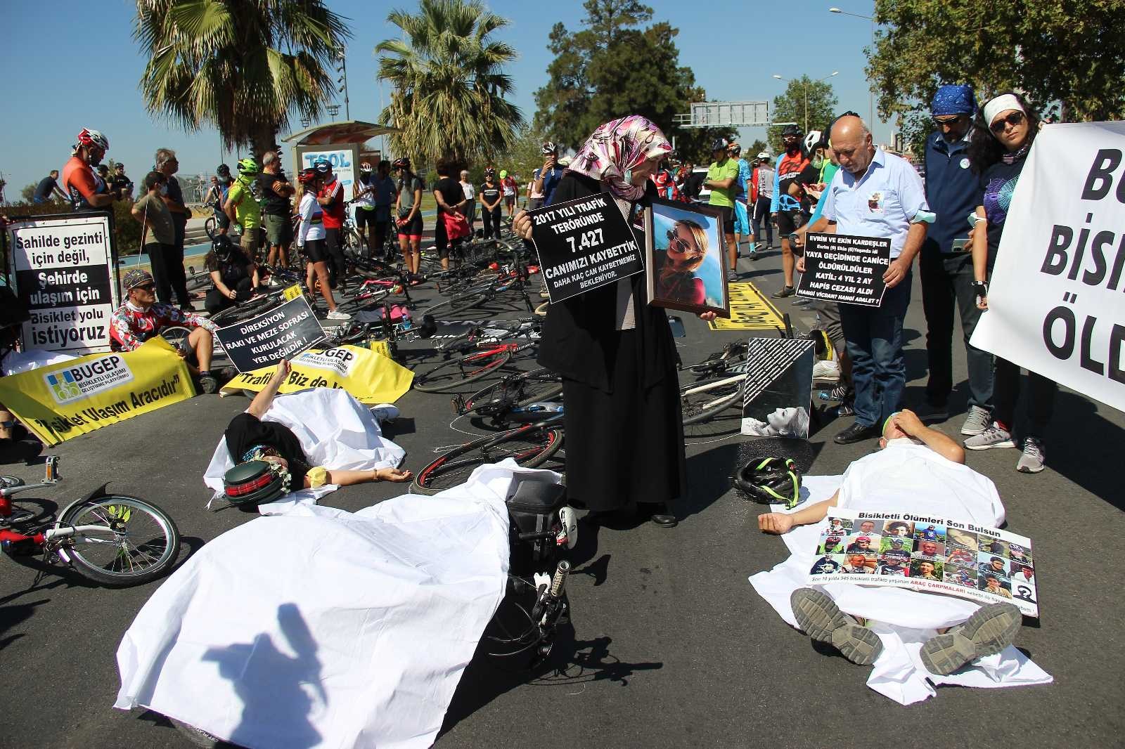 İzmirli bisikletçilerden kefenli eylem #izmir