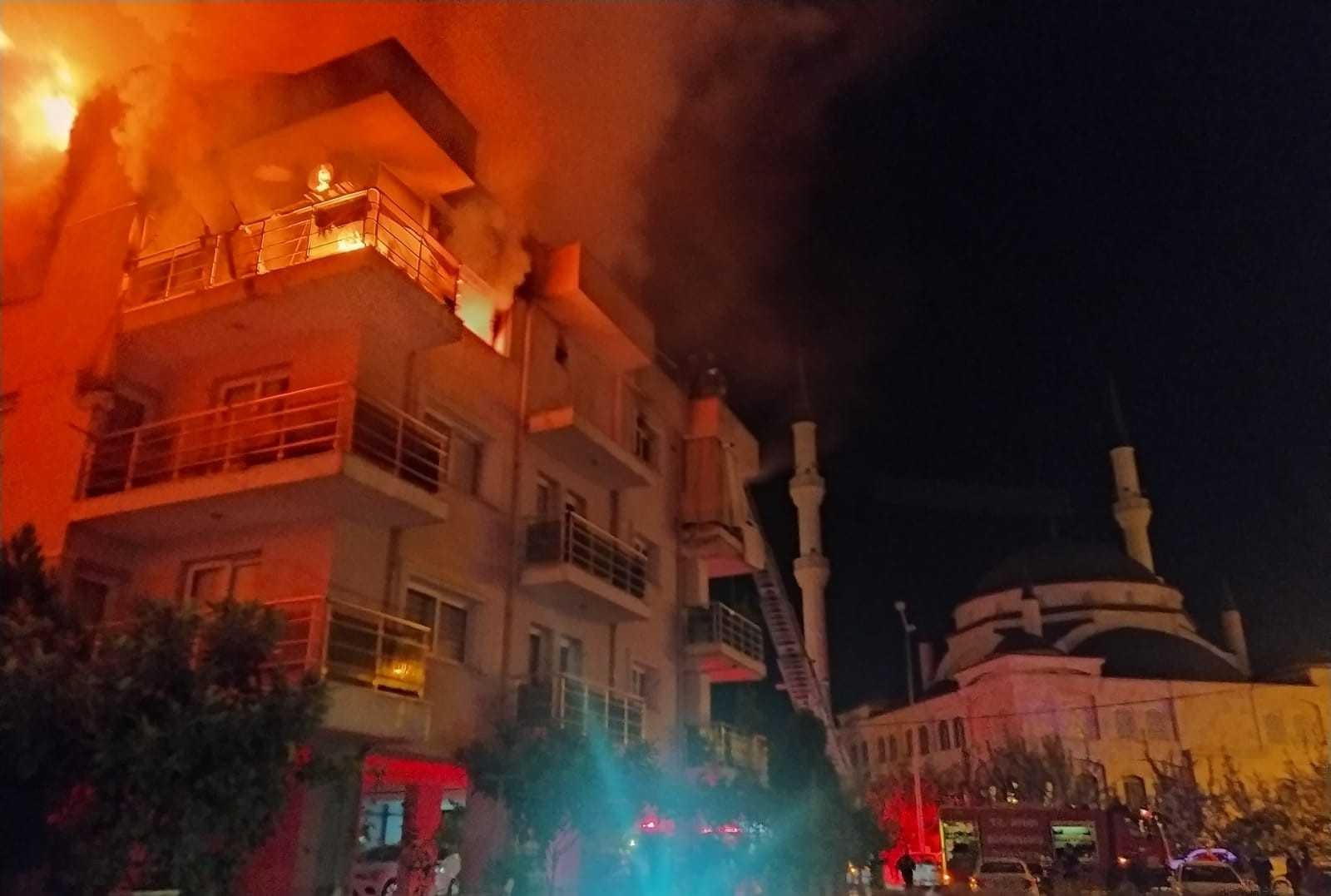 Öfkeli koca binayı ateşe verdi, mahalleli sokağa döküldü #aydin