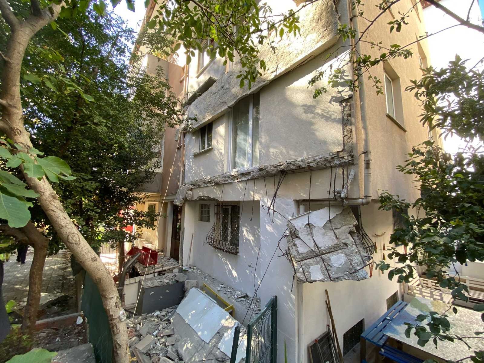 Kadıköy’de 25 yıllık binanın balkonları çöktü, mahalleli sokağa döküldü #istanbul
