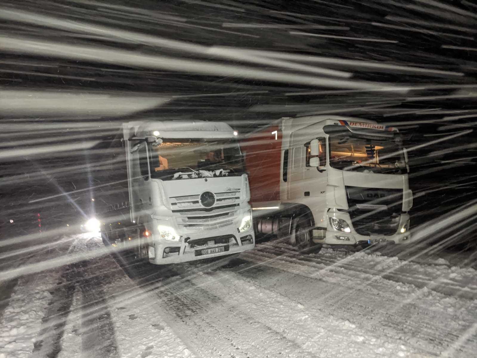 Kar ve tipi nedeniyle yol kapandı, tırlar yolda mahsur kaldı #ardahan