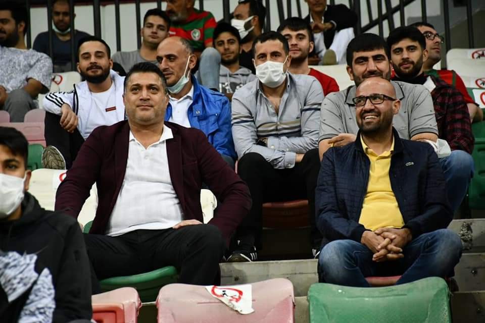 Kulüp başkanı taraftarların arasında maçı izledi #diyarbakir