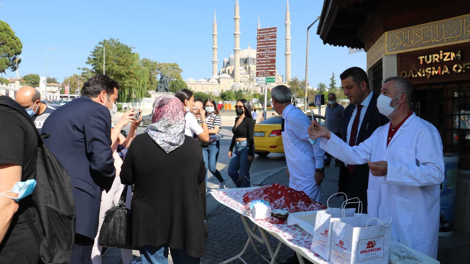 Dünya Turizm Günü’nde vatandaşlara kavala kurabiyesi ve tava ciğer ikram edildi #edirne