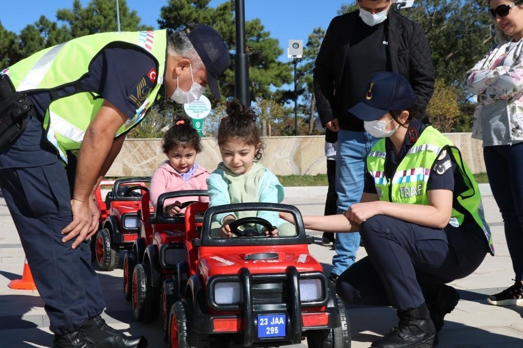 Jandarma ekipleri, çocuklara trafik eğitimi verdi #elazig