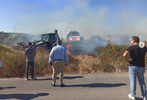 Çeşme’de sigara izmaritinden çıktığı düşünülen yangın zeytinlik alana sıçradı #izmir