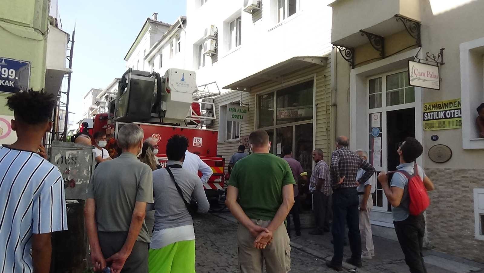 İzmir’de otelde yangın: 3 kişi dumandan etkilendi #izmir