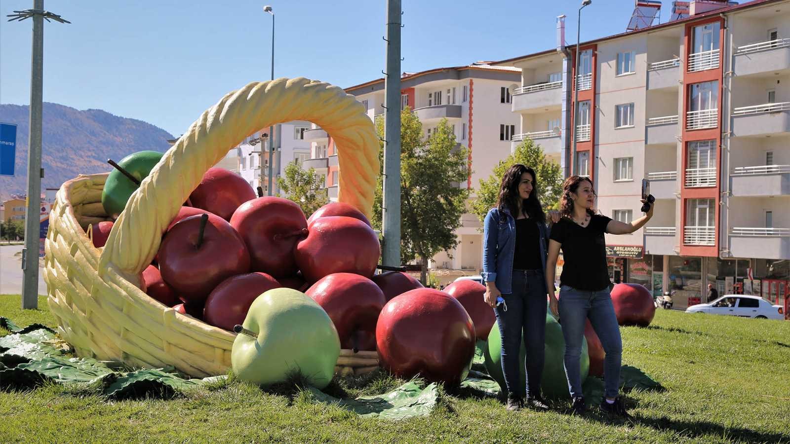 Kavşaklar elmalarla süslendi #kahramanmaras