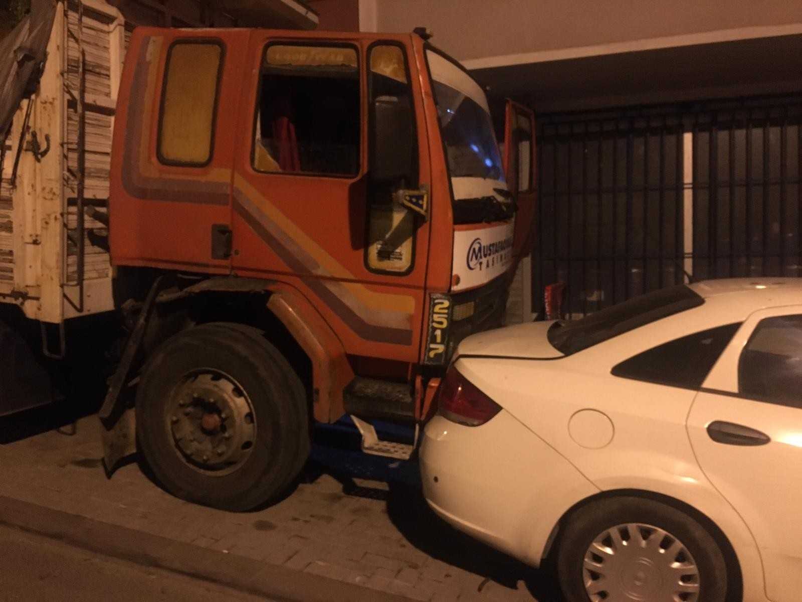 Güngören’de freni boşalan kamyon 8 araca çarptı...Araç sahipleri sürücüye piknik tüpüyle saldırdı #istanbul