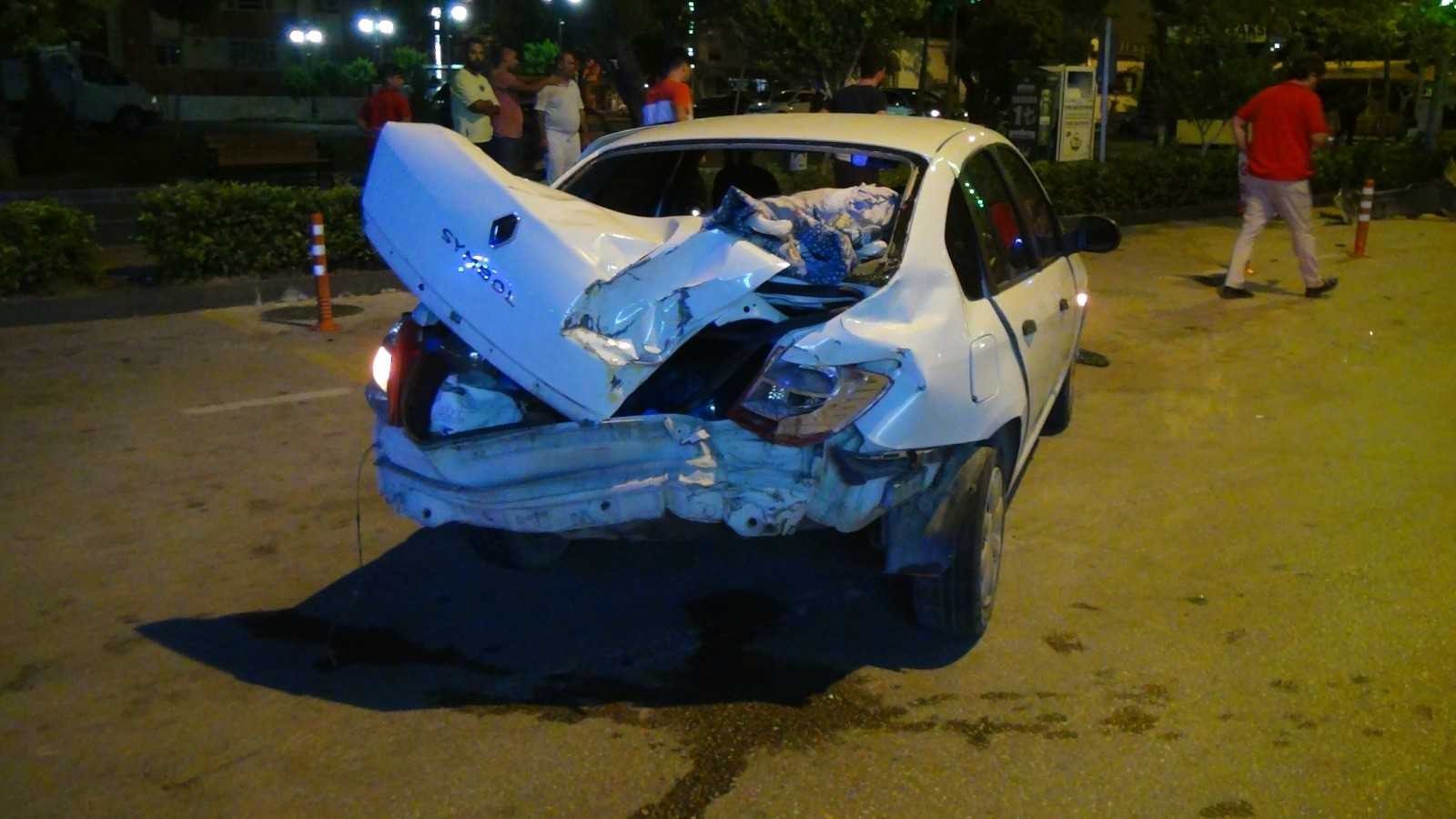 İki otomobil çarpıştı, oğlunu hastaneye götüren sürücü hastanelik oldu #antalya