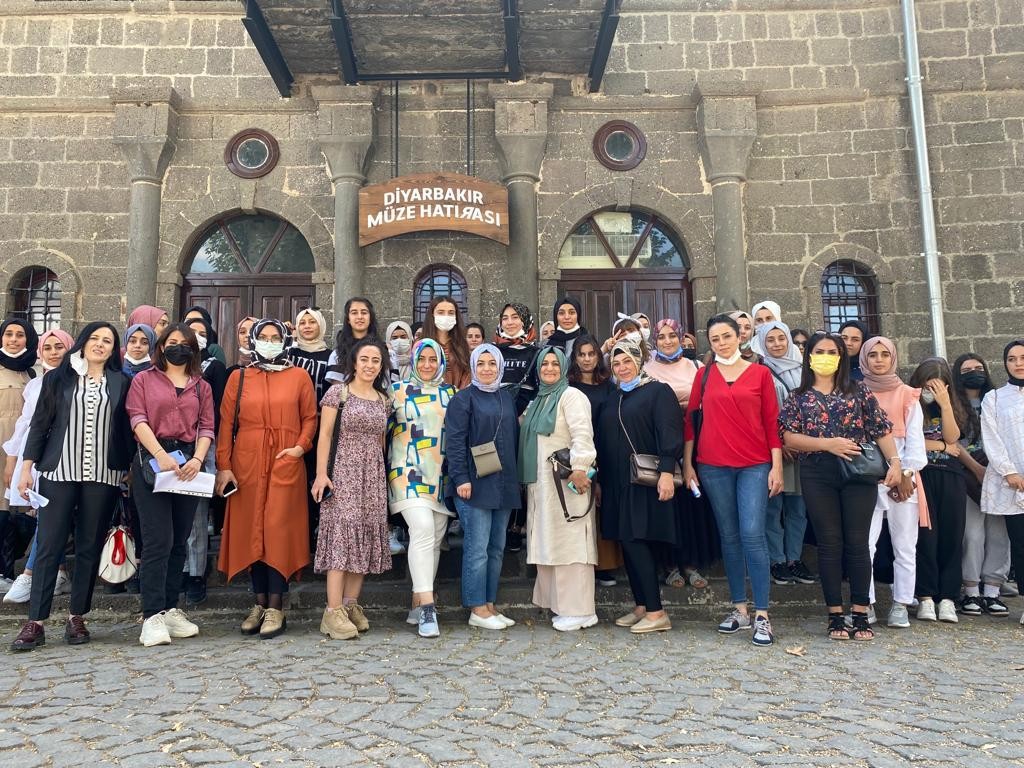 Konukevi Kız Yurdu’nun yeni öğrencileri kenti gezdi #diyarbakir