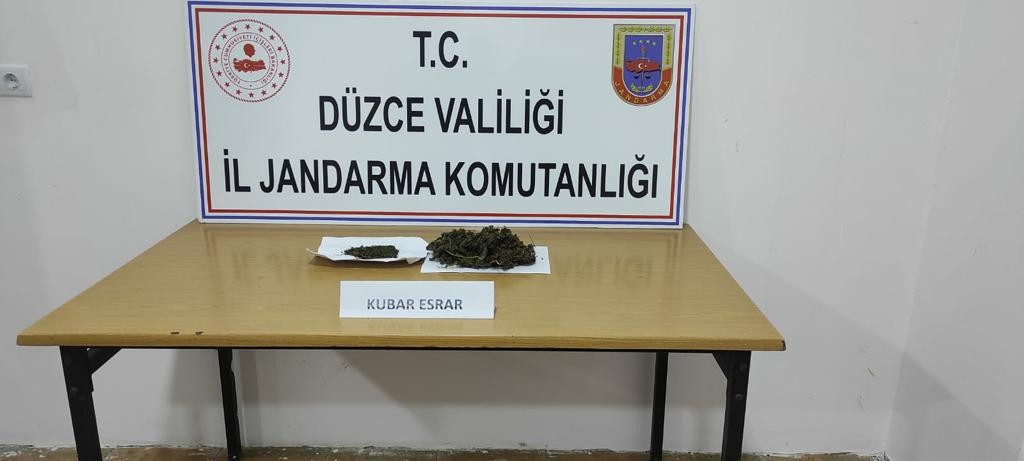 Jandarma ekipleri 92,3 gram esrar ele geçirdi #duzce