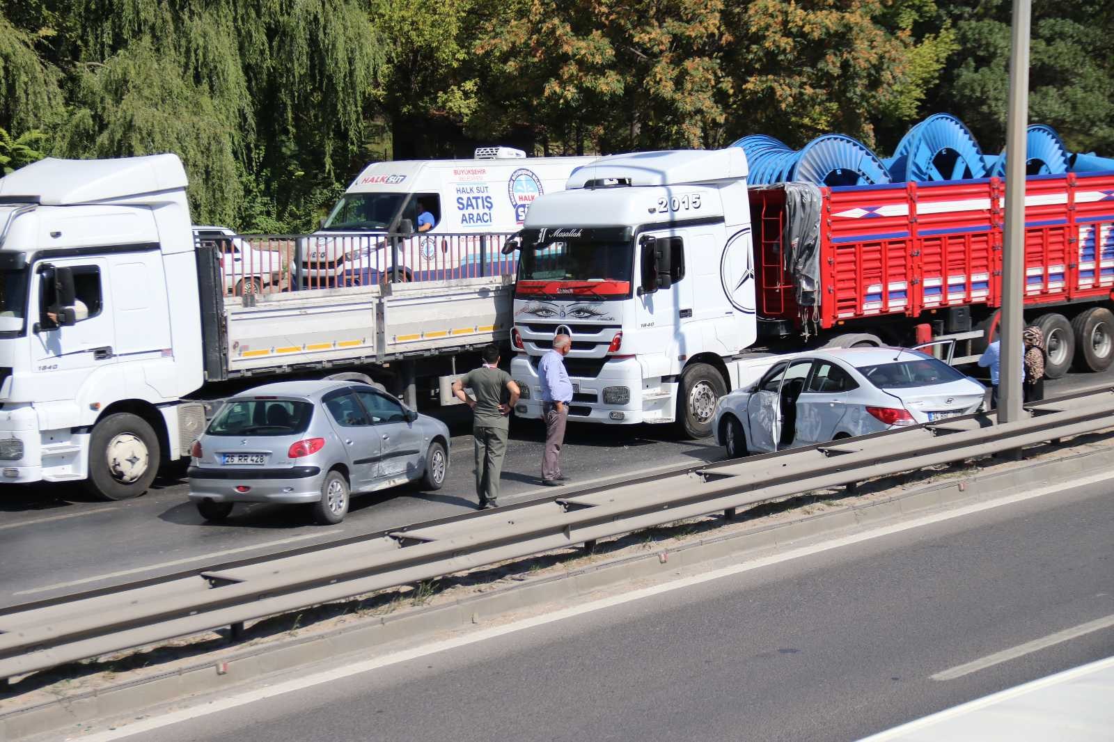 Eskişehir’de TIR ve 2 otomobil çarpıştı #eskisehir