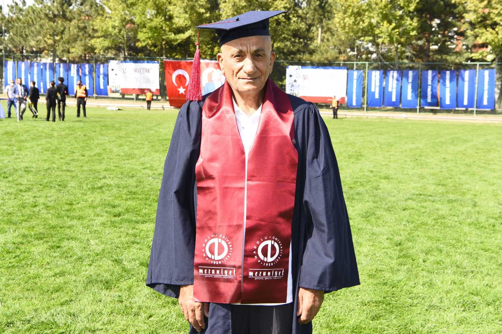 73 yaşındaki AÖF öğrencisinin mezuniyet sevinci