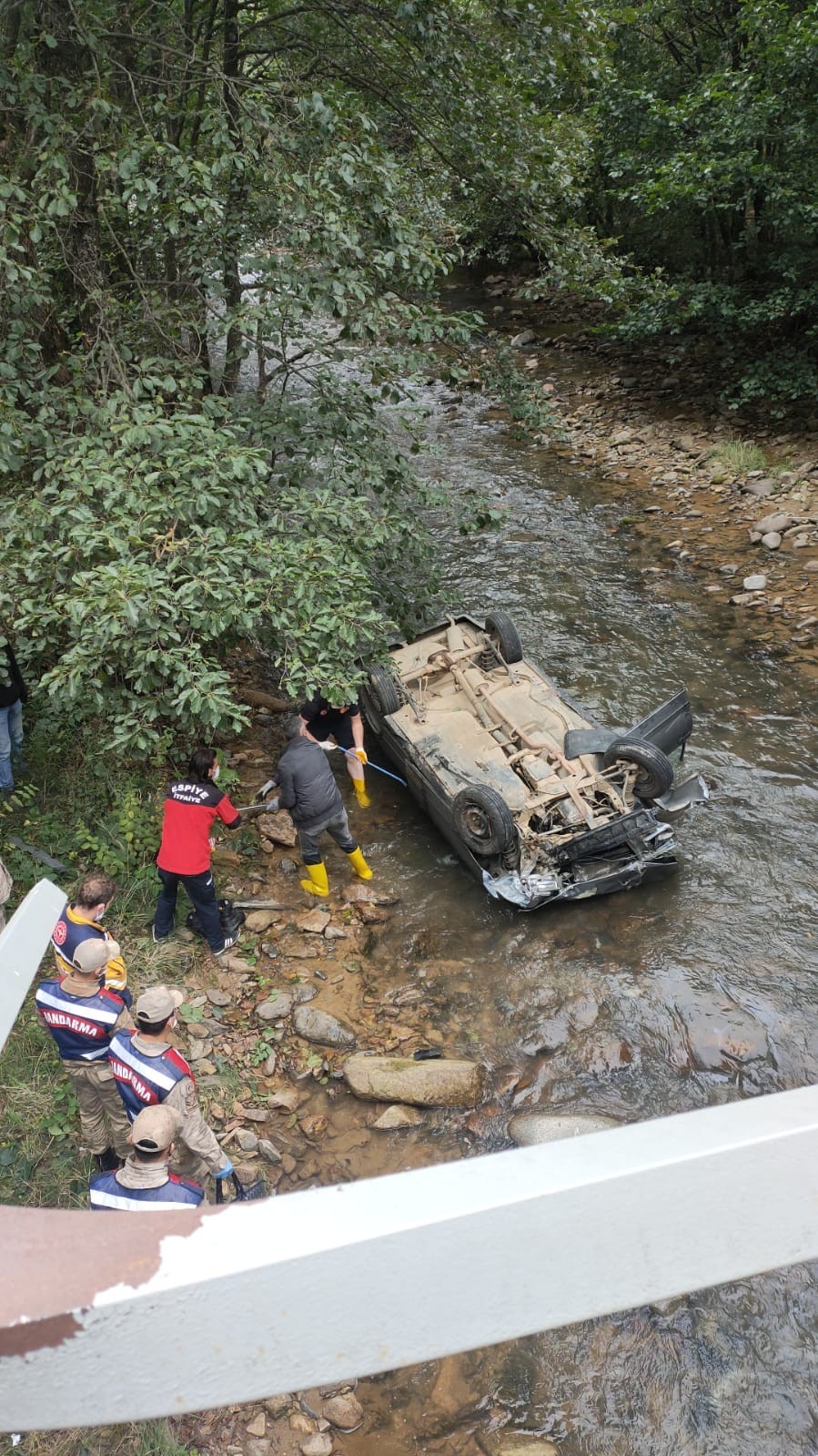 Giresun’da otomobil dereye yuvarlandı: 2 ölü #giresun