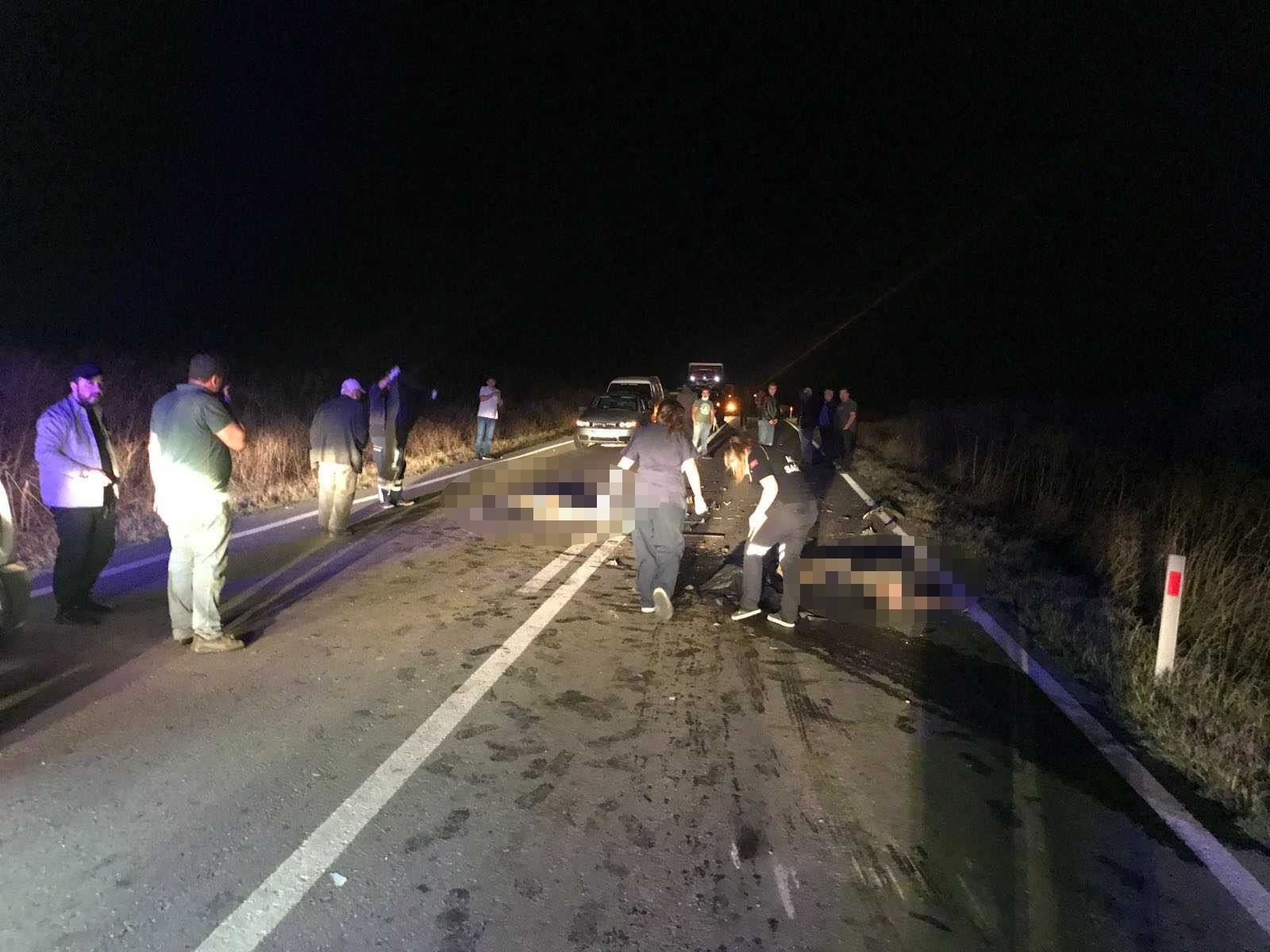 Edirne’de 2 kişinin öldüğü kazada otomobil önce yayalara sonra traktöre çarpmış #edirne