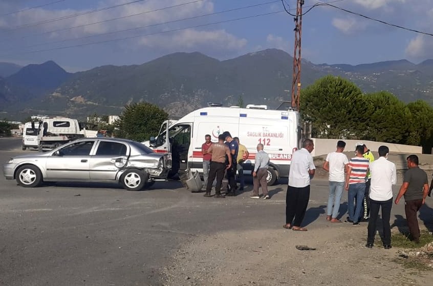 Osmaniye’de iki otomobil çarpıştı: 3 yaralı #osmaniye