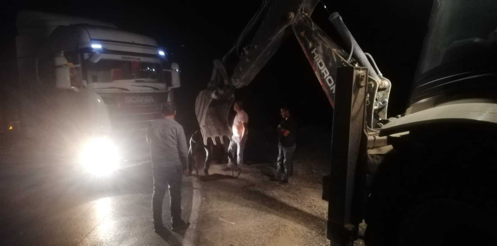 Şırnak’ta kömür yüklü kamyon yoldan çıktı #sirnak