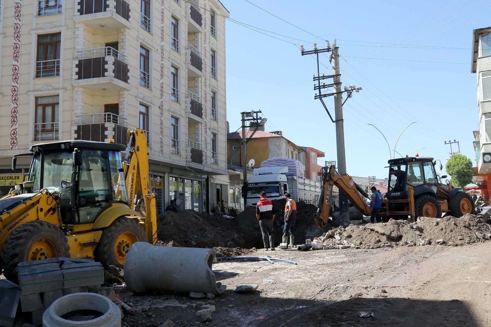 Özalp ilçesinin en işlek caddesi yenileniyor