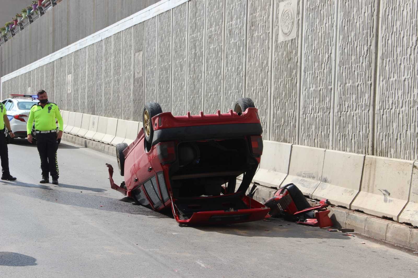 Alt geçitte takla atan otomobildeki anne ve oğlu yaralandı #afyonkarahisar