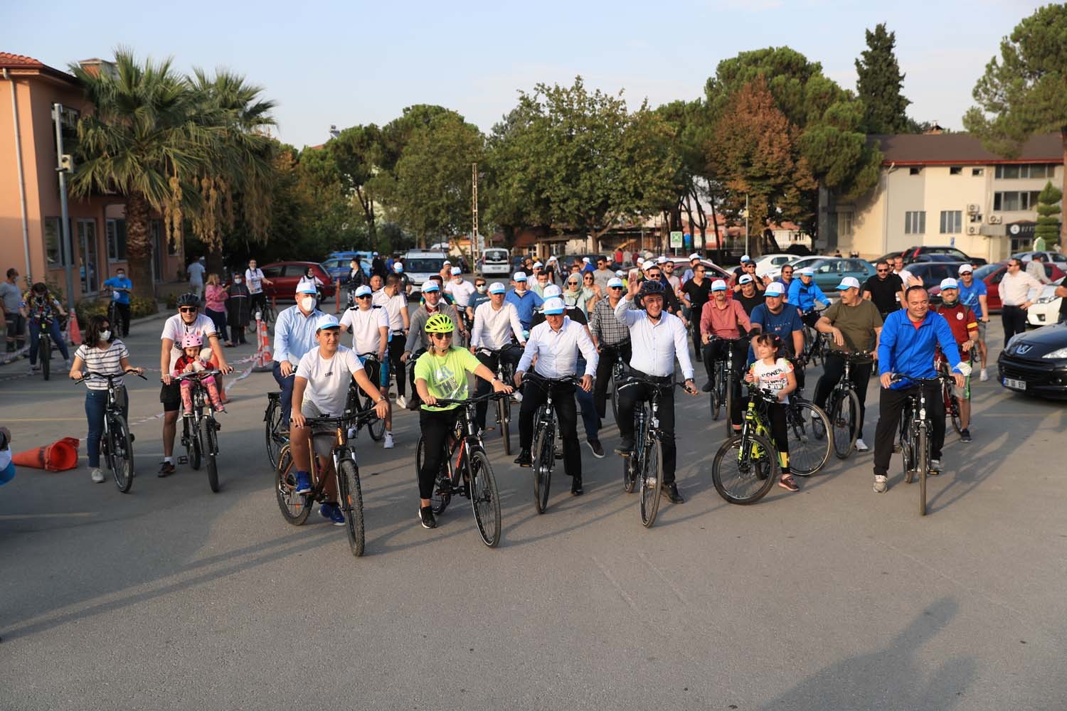 Başkan Örki sağlık için ailesiyle birlikte pedal çevirdi #denizli