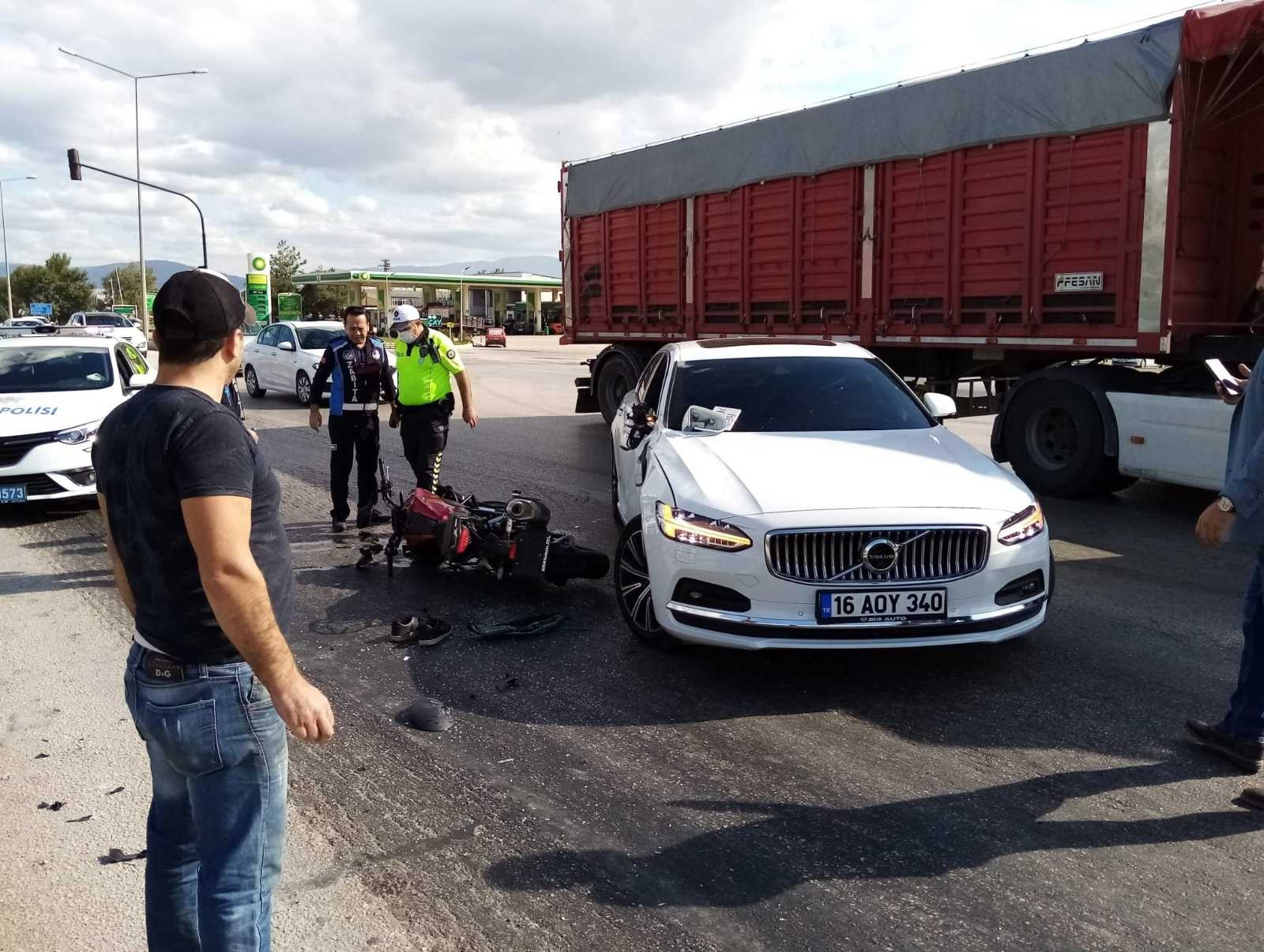 Otomobil ile çarpışan motosikletin sürücüsü ağır yaralandı #bursa