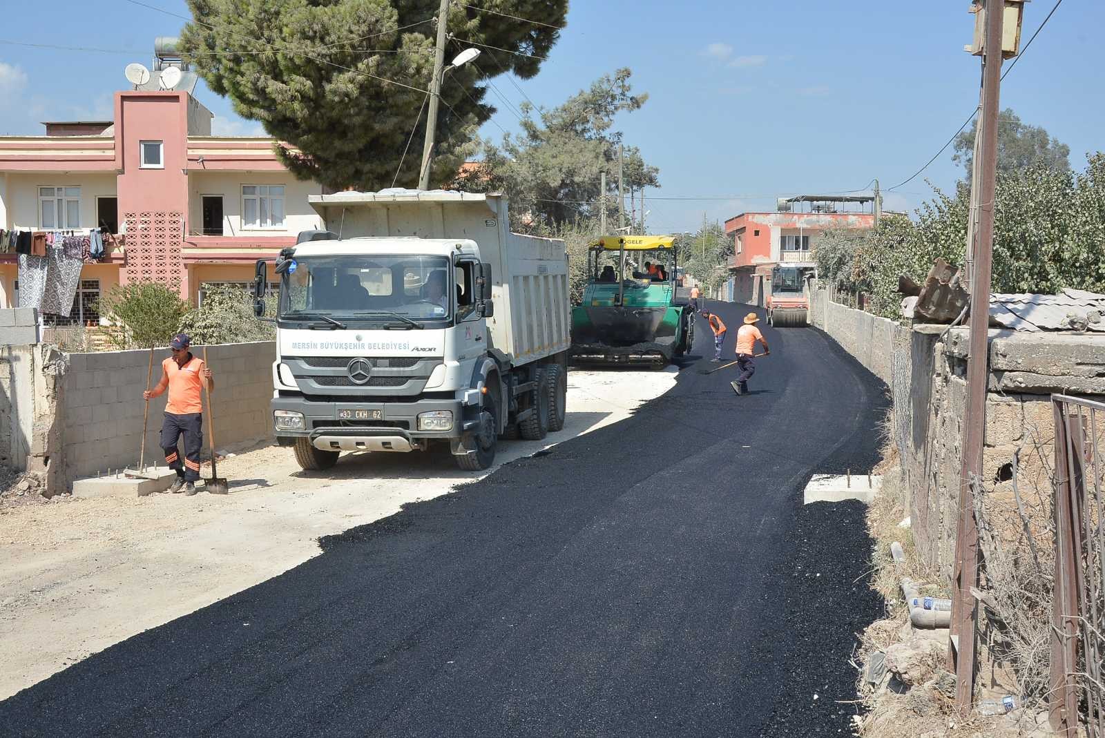 Büyükşehir Belediyesinin Tarsus’taki yol çalışmaları sürüyor
