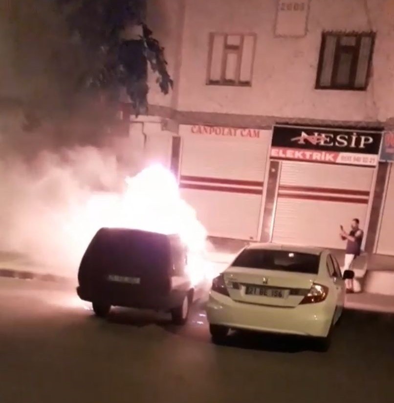 Diyarbakır’da park halindeki araç kundaklandı #diyarbakir