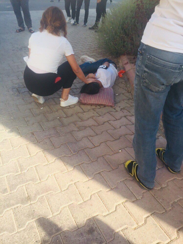 Diyarbakır’da okul önünde bıçaklı kavgada 2 öğrenci yaralandı #diyarbakir