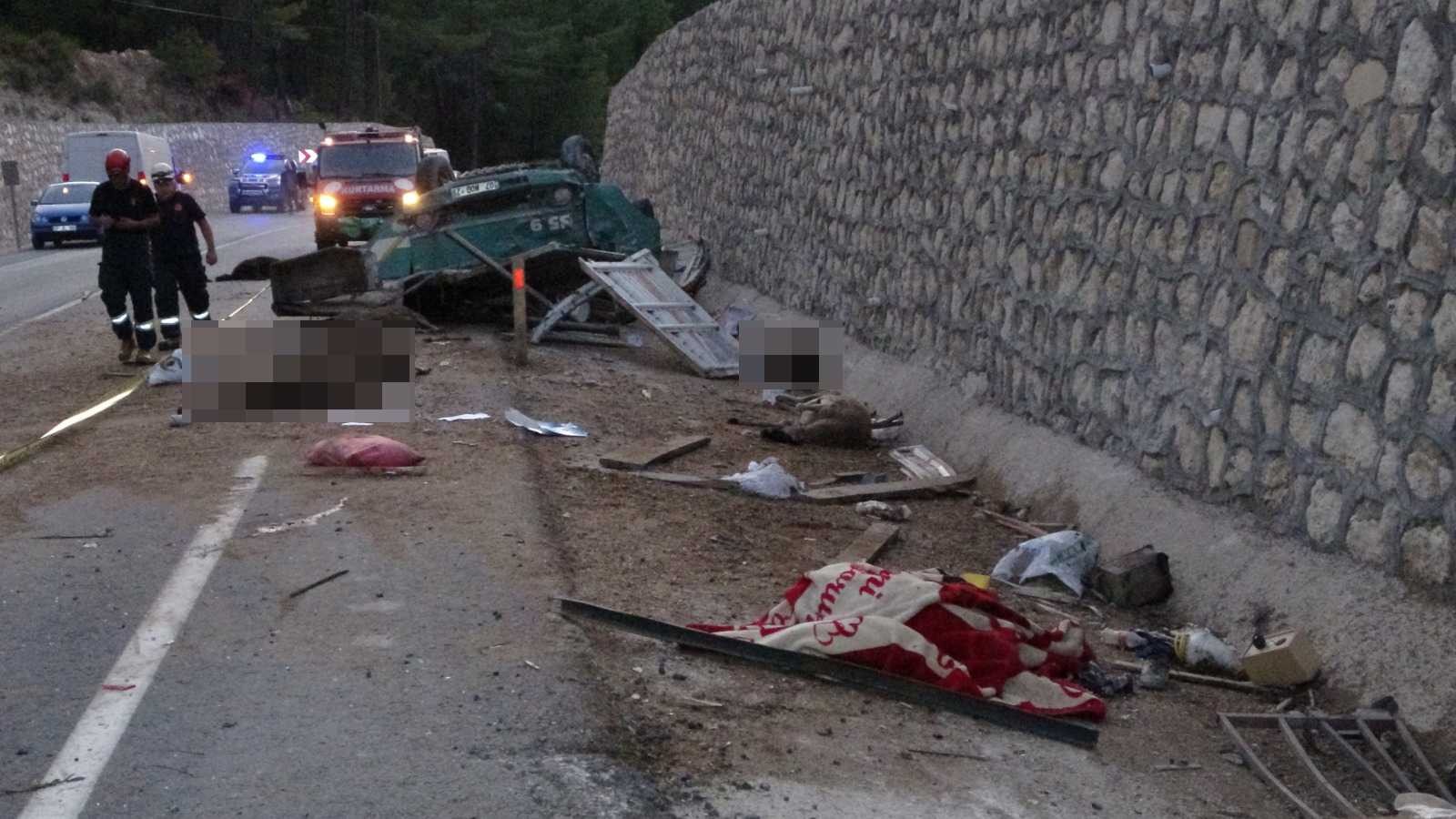 Koyun yüklü kamyon devrildi: Baba ve oğlu hayatını kaybetti #antalya