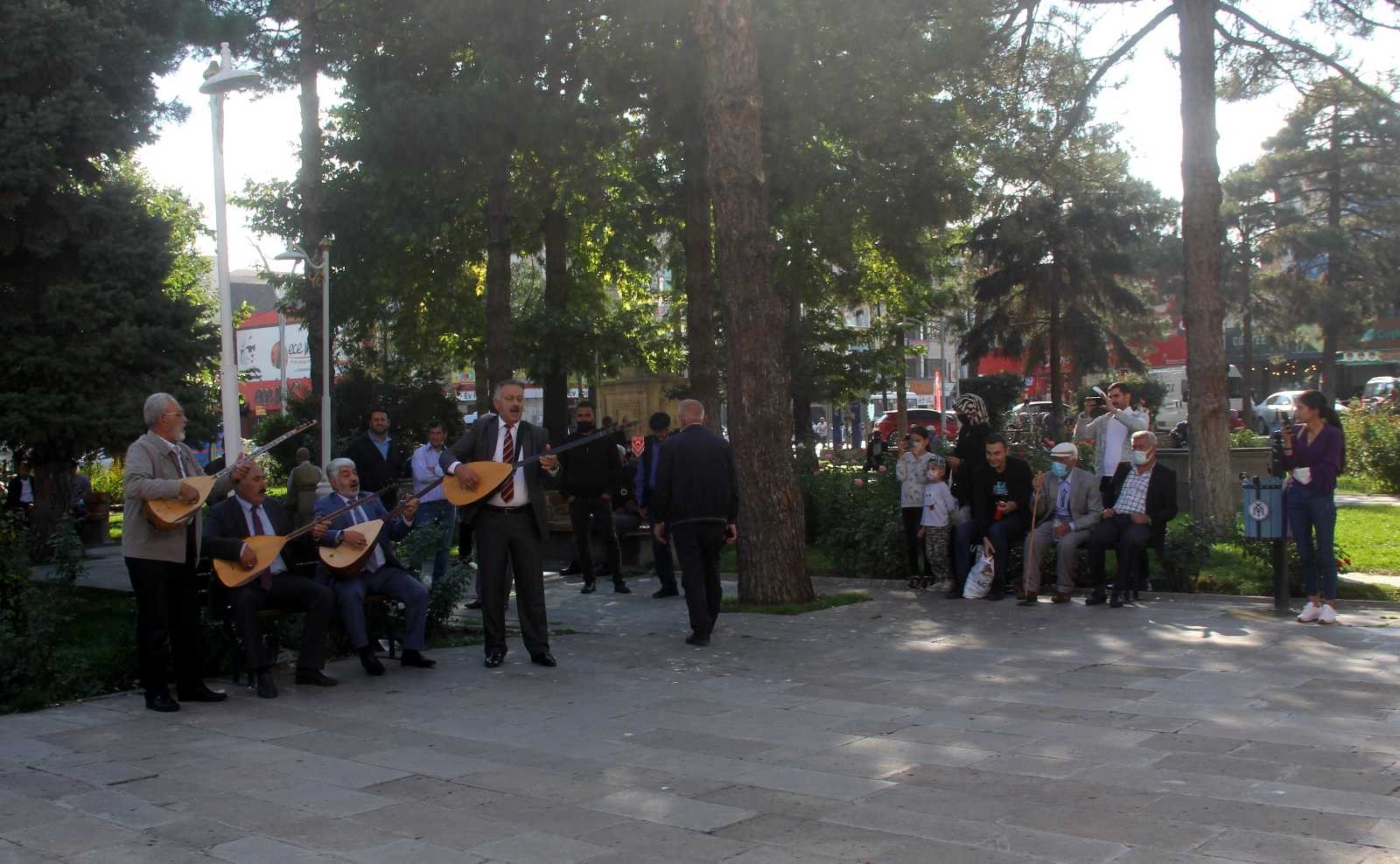 (Özel) Popüler sanatçılara inat 5 bin yıllık âşıklık geleneğini yaşatmaya çalışıyorlar #erzincan