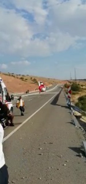 Kaza yapan sürücü için ambulans helikopter karayoluna indi