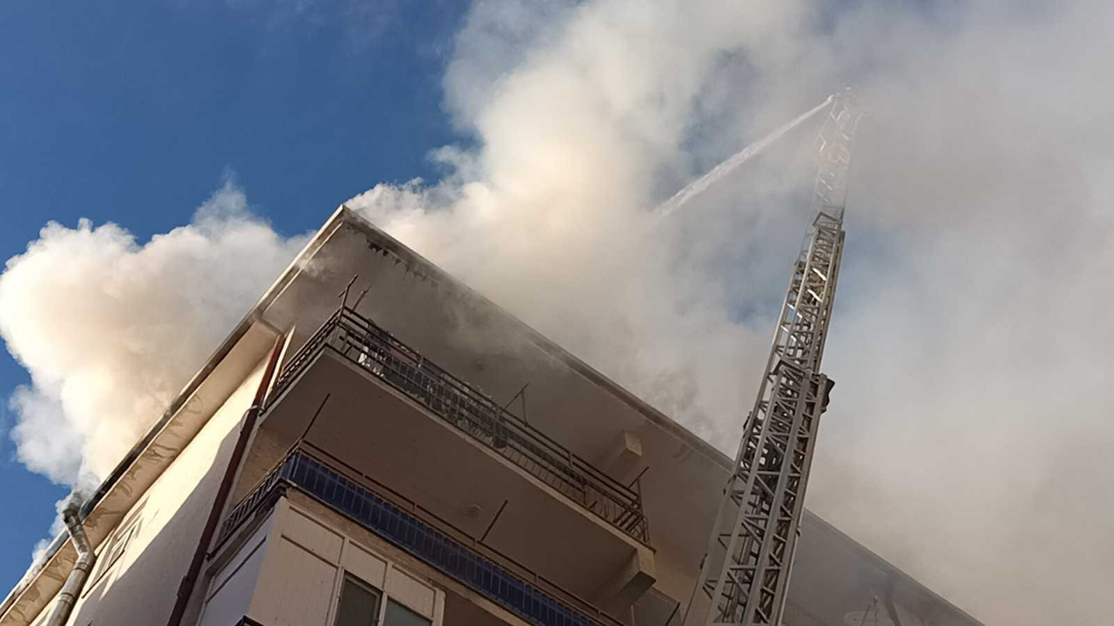 Kırşehir’de araç ve çatı yangınını itfaiye söndürdü #kirsehir