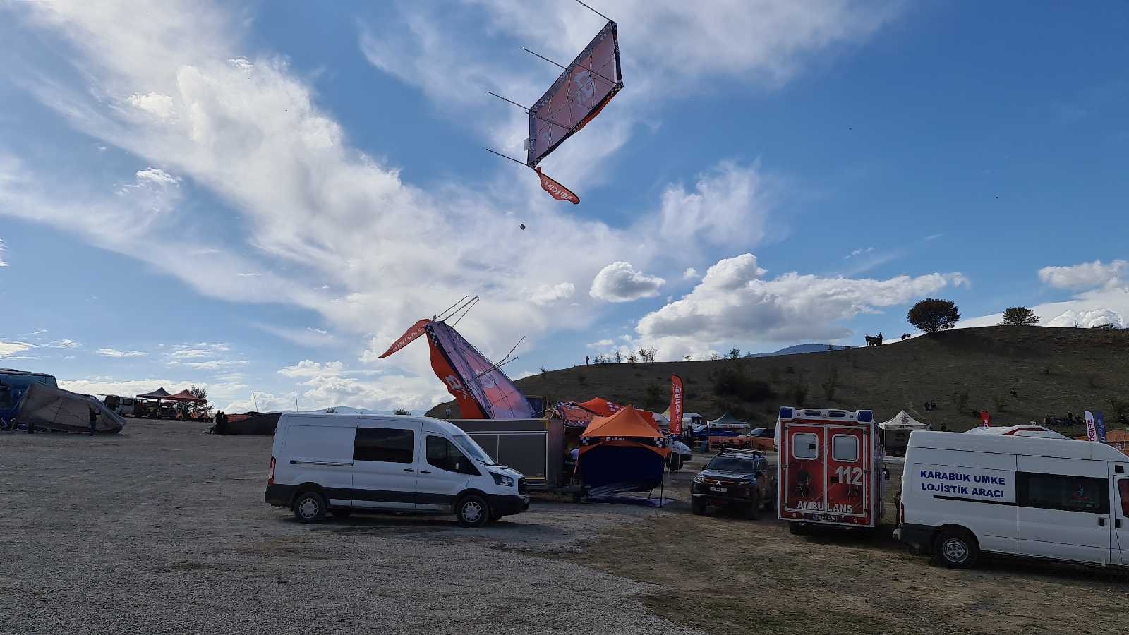 Off-Road yarışları sırasında oluşan hortum çadırları uçurdu #karabuk
