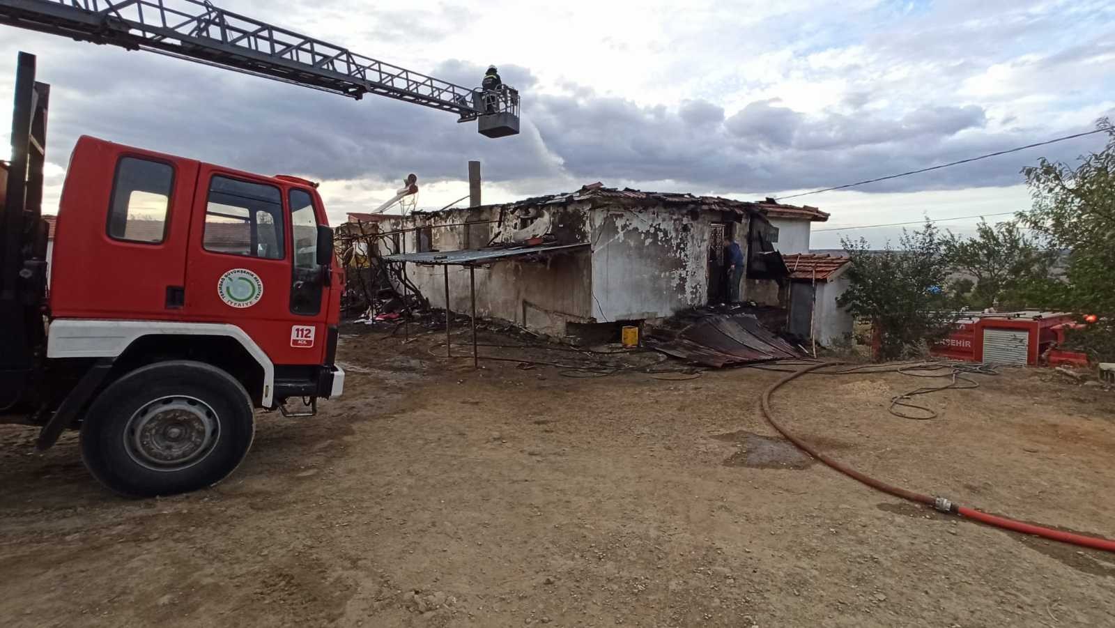 Malkara’da 2 ev yandı: 1 kişi hastanelik oldu #tekirdag